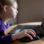 هوس الأطفال بالحاسوب والتلفاز