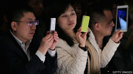 صينيون يستخدمون هواتف ذكية 