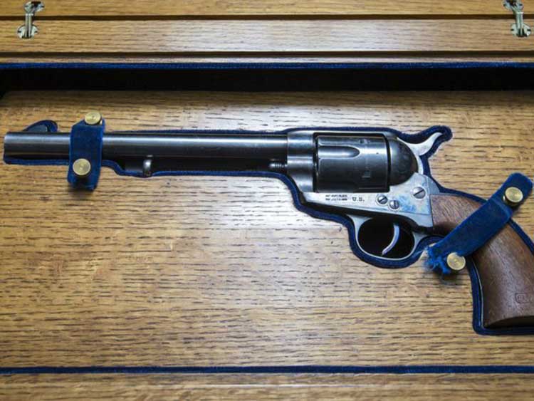 مسدس بطل «كاوبوي» الشهير بسعر 225.00 ألف دولار