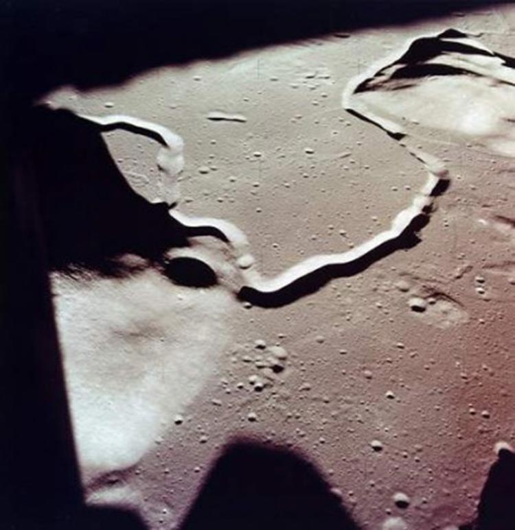 بالصور ناسا تثبت صدق معجز انشقاق القمر بالأدلة والآثار الحية