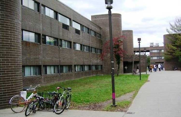 جامعة "ساني برتشاس" أو "SUNY Purchase"