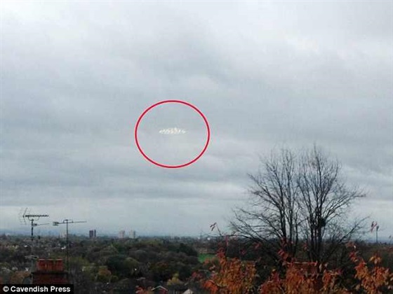 طبق طائر غريب يحلق في سماء مانشستر بالصور