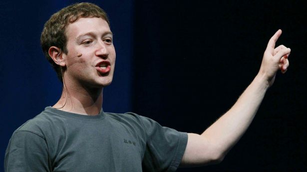 مؤسس فيسبوك ينتقد ابل