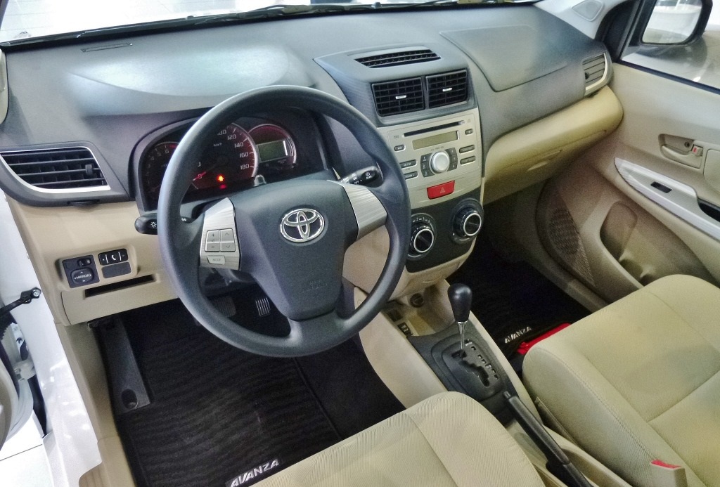 صورة من داخل السيارة تويوتا افانزا 2015