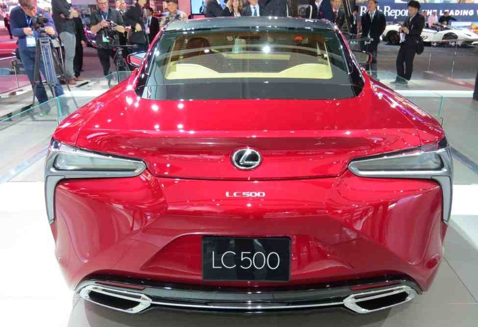 التصميم الخلفي للسيارة لكزس LC 500 2017