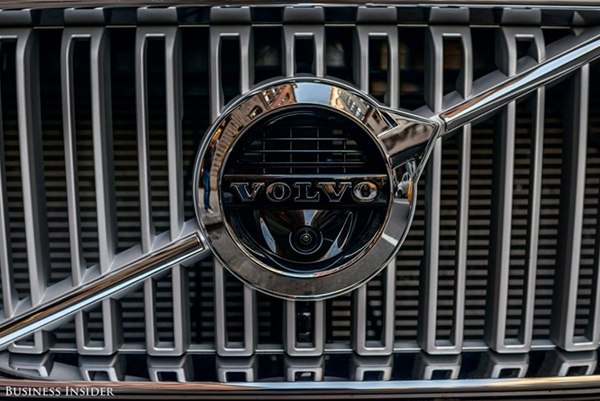 a-prominent-volvo-grille-hiding-a-forward-looking-camera-1024x684