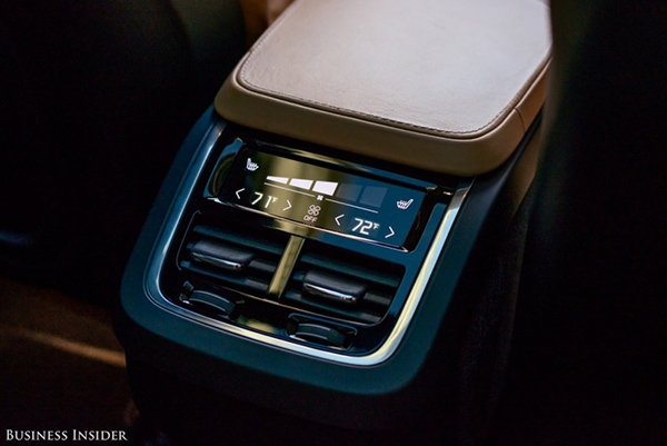 passengers-in-the-back-can-control-the-xc90s-climate-with-a-simple-compact-touchscreen-1024x684