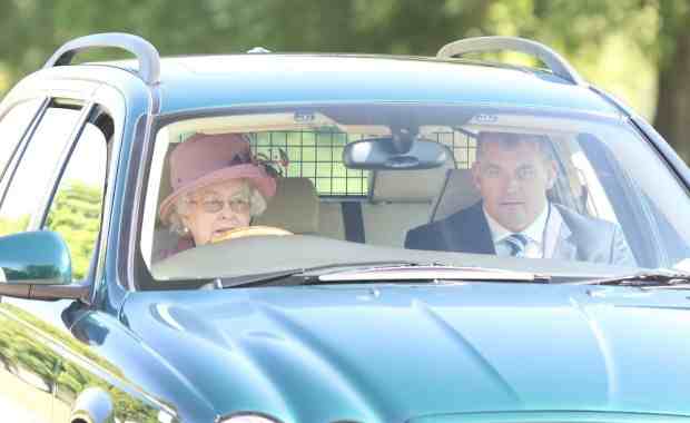 ملكة-بريطانيا-تبيع-سيارتها-بسعر-رخيص-3