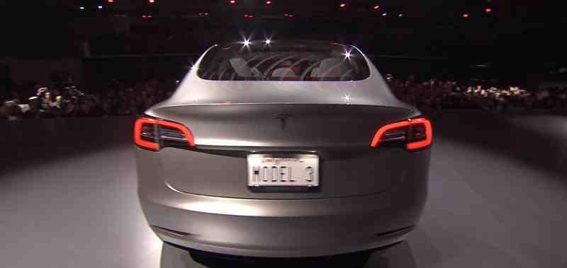 التصميم الخلفي للسيارة تيسلا موديل 3 - 2017