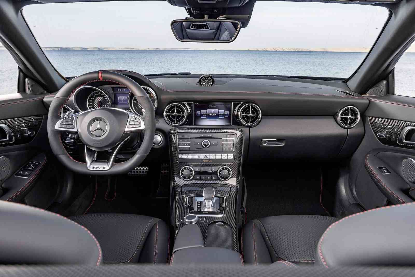 التصميم الداخلي للسيارة مرسيدس اس ال سي موديل 2016 