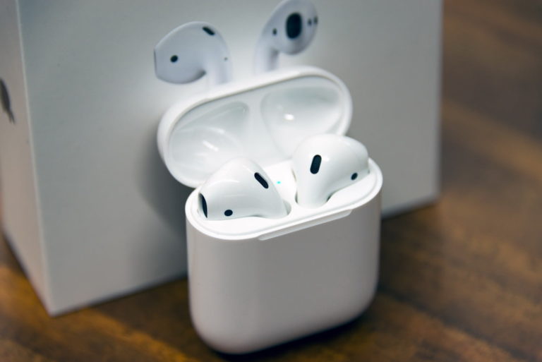 تعاني من مشاكل مع سماعات Air Pods ؟ هنا كيف تصلحها