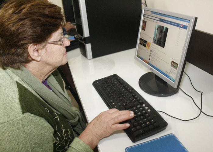 كومبيوتر كبار السن | تعلم كيفية إعداد الكمبيوتر للأشخاص الكبار في السن