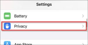 في إعدادات iPhone ، اضغط على "الخصوصية".