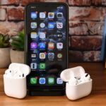 iPhone 13 مع AirPods