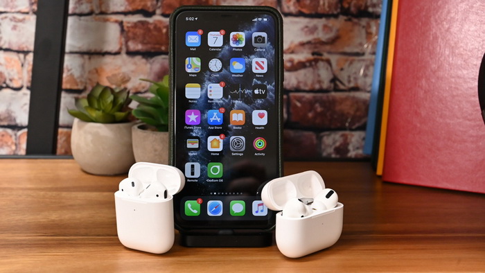 iPhone 13 مع AirPods
