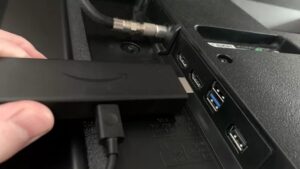 يتم توصيل Amazon Fire TV Stick بمنفذ HDMI في التلفزيون الذكي.